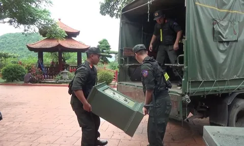 Chiếc két sắt và nhiều giấy tờ được công an mang ra khỏi trang trại của Vi "ngộ"