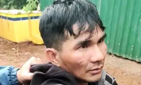 Người đàn ông hành động đáng xấu hổ với bé gái đeo dây chuyền vàng trên cổ