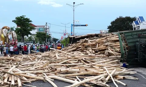 Xe đầu kéo lật ngang khiến một học sinh tử vong: Khoảnh khắc lạnh người nhất