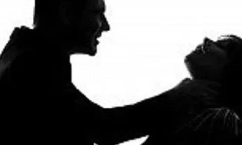 Chồng cũ "điên tiết" siết cổ vợ khi nghe chuyện "yêu" nhiều người lúc mình đang chấp hành hình phạt tù