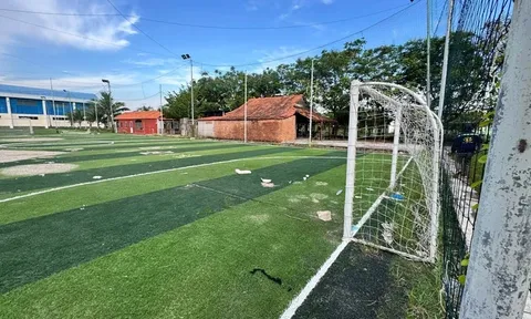 Bé trai 7 tuổi nghi bị cầu môn sân bóng cỏ nhân tạo đè trúng tử vong: Công an trích xuất camera, dấu vết hiện trường đau xót