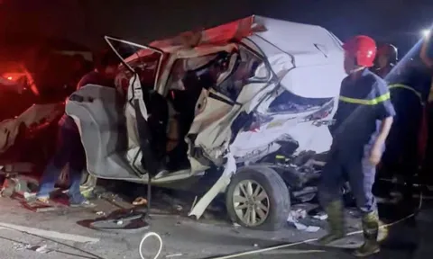 Hiện trường ô tô con biến dạng sau tai nạn giữa 4 xe trên cao tốc, những chi tiết đầy ám ảnh