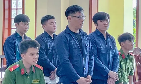 Bí mật bên trong quán karaoke: Gã quản lý đê tiện với hành động đê hèn nhưng vẫn ngoan cố kêu oan