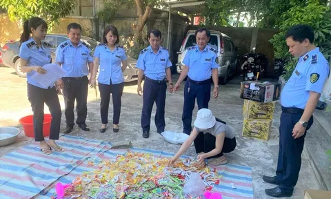 Ngăn chặn lượng lớn chân gà, kẹo dẻo, xà phòng… nhập lậu ra thị trường