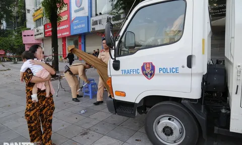 Thấy một người phụ nữ bế theo con nhỏ chạy tới chốt, cảnh sát giao thông làm ngay 1 việc khiến mọi người cảm phục