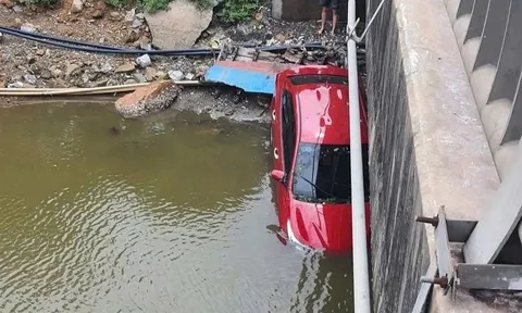 Ô tô con chở 4 người lao xuống sông, hiện trường ám ảnh khi chiếc xe nằm gọn dưới gầm cầu