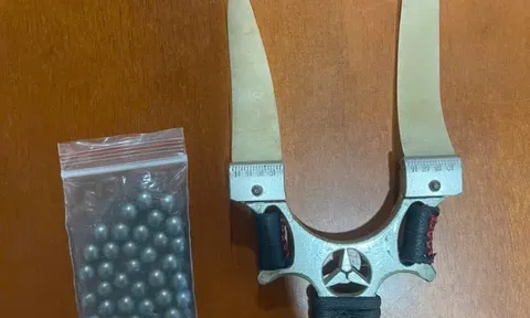 Điều tra vụ dùng ná cao su bắn đạn bi vào ngực hàng xóm vì điều này