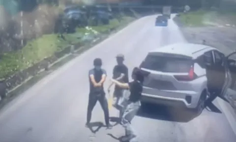 Dùng dao găm và súng ngắn K54 đe dọa tài xế xe tải giữa đèo Đá Trắng: 2 người đàn ông đã thừa nhận điều gì?