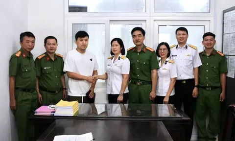 Nữ sĩ quan Học viện Hải quân trao trả hơn 80 triệu đồng cho người nước ngoài