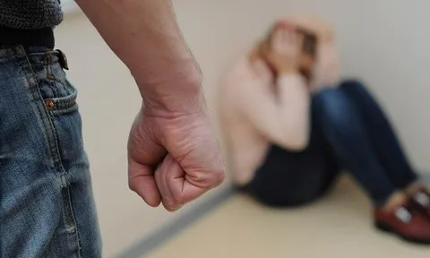 Bức xúc vợ bầu 5 tháng bị chồng đánh ngã từ mái nhà xuống, tử vong thương tâm chỉ vì chuyện bếp núc