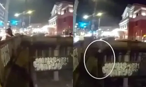 Video: Thót tim giải cứu người đàn ông ngã xuống đường ray khi đoàn tàu đang lao tới