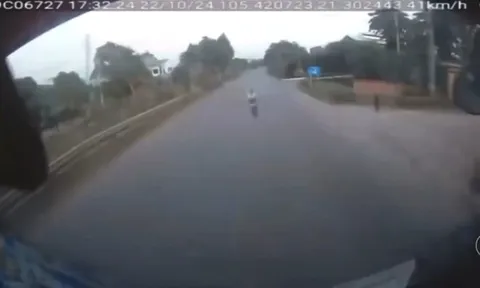 Camera hành trình ghi lại khoảnh khắc xe máy vỡ vụn khi lấn làn đâm trực diện vào ô tô