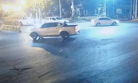 Phát hiện 3 thi thể trong xe bán tải phủ vải trắng: Người mẹ ôm con, người chồng nằm phía sau