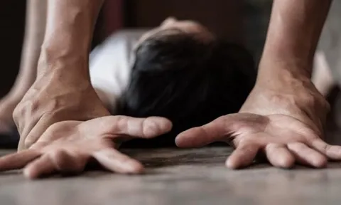 Cha dượng biến thái ép con riêng của vợ khỏa thân tắm chung rồi thực hiện hành vi đồi bại nhiều năm