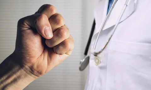 Nữ y tá bị người nhà bệnh nhân tát liên tiếp vào mặt gây phẫn nộ