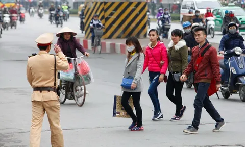 Từ nay, người đi bộ bị phạt đến 600.000 đồng nếu vi phạm điều này, lỗi cơ bản ai cũng dễ mắc phải