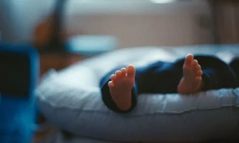 Bé sơ sinh còn nguyên dây rốn bị ném từ cửa sổ tầng 2 tử vong: Xác định người mẹ là sinh viên năm đầu