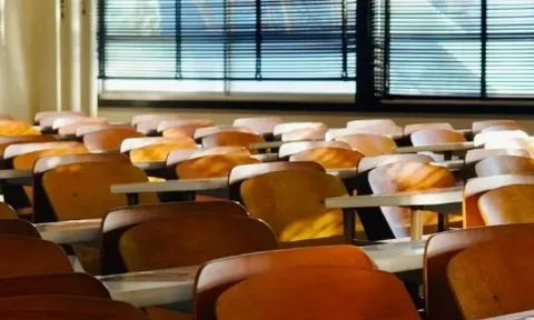 Xôn xao bức ảnh giáo viên chụp ảnh khỏa thân đeo mặt nạ trong lớp học, phụ huynh phẫn nộ