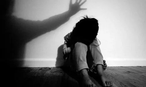 Bé gái lớp 3 bị mù sau khi hiệu trưởng tát vào mặt, mẹ đau đớn kêu cứu