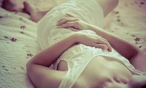 Qua đêm với đại gia, nữ người mẫu 22 tuổi nhập viện trong cơn ác mộng: Cám dỗ đổi đời thành bi kịch