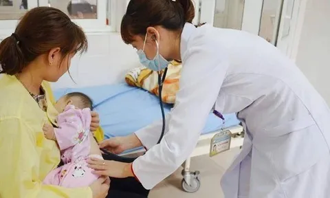 Thời gian hưởng chế độ khi chăm sóc con ốm đau từ 1/7, mức hưởng trợ cấp ốm đau ai cũng cần biết