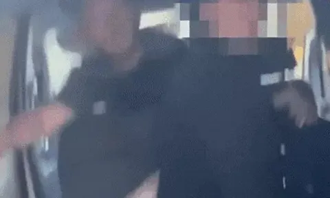 Bị vợ bắt tại trận ngoại tình trong ôtô, người chồng nói 1 câu trơ trẽn cạn tình cạn nghĩa khiến MXH sục sôi