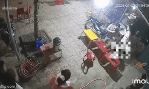 Clip: Quảng Trị, 2 người phụ nữ lao vào chửi bới ném đồ khiến bé trai vô tội bị cốc thủy tinh rơi trúng đầu