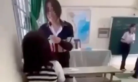 Nữ sinh lớp 10 mang theo chích điện xông vào lớp đánh bạn, nguyên nhân ngã ngửa