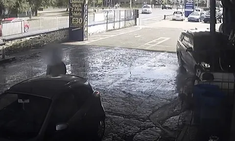 Phẫn nộ clip bố lao ô tô đâm vào người con trai: Rùng mình với lời khai