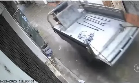 Clip: Thương tâm học sinh lớp 5 ở Hà Nội bị xe 3 bánh lao trong ngõ tông tử vong