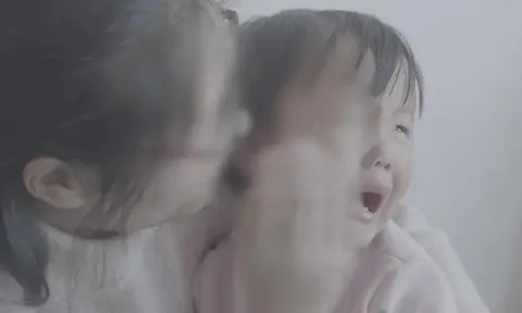 Bé gái 3 tuổi khóc thét sợ đi vệ sinh, mẹ đau đớn khi phát hiện điều ám ảnh sau đó