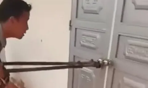 Học sinh lớp 2 bị bỏ quên trong lớp, cô giáo khóa cửa ra về mà không hay biết