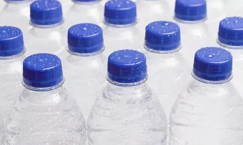 Hiểm họa từ thói quen hàng ngày: Nguy cơ mất trí nhớ từ nước đóng chai và túi trà