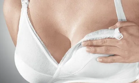 Người phụ nữ mắc chứng 'vòng 1 khổng lồ' to hơn cả đầu, tha thiết xin phẫu thuật nhưng bị từ chối