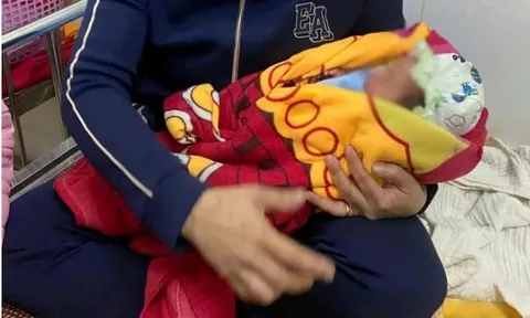 Phát hiện bé trai sơ sinh bị bỏ trong túi nilon giữa trời mưa rét