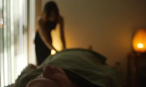 Lao tới tiệm tẩm quất trá hình, vợ gục ngã bắt tại trận chồng đang 'vui vẻ tới bến' với gái massage