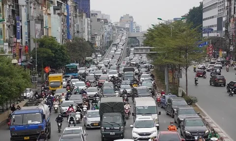 Người đàn ông đang đi bộ bị ô tô tông tử vong: Công an truy tìm tài xế đang bỏ trốn