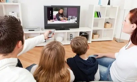 Cảnh báo: Xem tivi chỉ 2 tiếng mỗi ngày có thể làm tăng nguy cơ đột quỵ và đau tim lên 12%