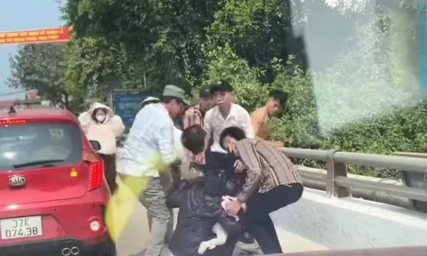 Người phụ nữ ôm chặt 2 con nhỏ định nhảy cầu: Tiết lộ điều bất ngờ về hoàn cảnh gia đình