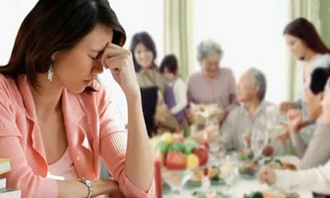 Cứ đến kỳ lương, bố chồng lại dúi tiền vào tay nhờ con dâu 1 việc khó xử khiến nàng dâu 'khóc ròng'