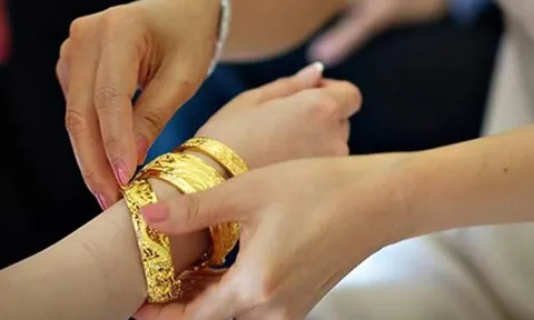 Tặng 2 chỉ vàng ngày cưới, mẹ chồng lại nằng nặc đòi lại 5 chỉ, buông lời cay nghiệt mắng con dâu 'ăn bớt'