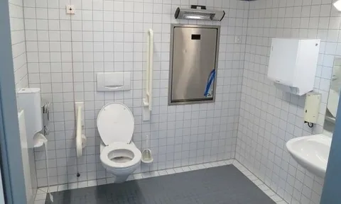 Nam ca sĩ nổi tiếng sa lưới vì hành vi không đứng đắn trong nhà tắm công cộng