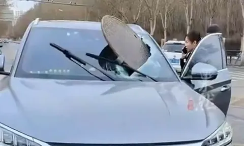 Clip: Hãi hùng nắp cống bất ngờ văng lên, đập thẳng vào kính chắn gió ô tô đang chạy