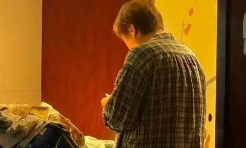 Nửa đêm nhìn qua khe cửa phòng, con dâu sững người trước hành động của bố chồng mà bất lực không dám nói ra