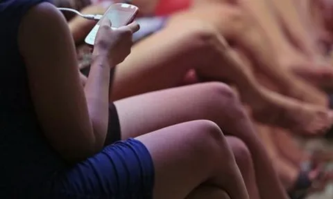 Mại dâm trá hình qua mạng: 11 người đàn ông và 1 phụ nữ không kịp trở tay bị bắt tại trận trong khách sạn