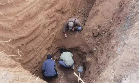 Dọn dẹp giếng cạn, người dân bủn rủn phát hiện bí mật đáng sợ bị chôn vùi, không ai dám lại gần