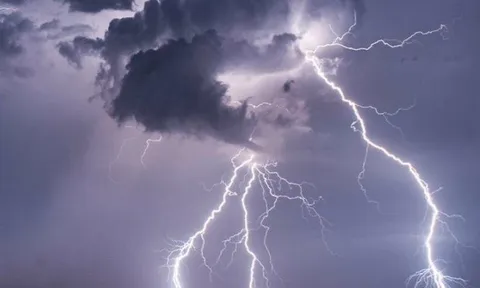 Những triệu chứng kỳ lạ khó tin của người phụ nữ sống sót sau khi bị sét đánh 