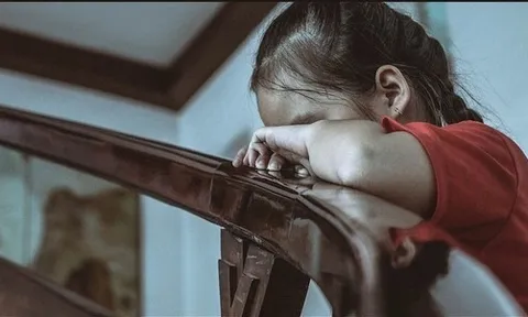 Hoảng hốt thấy con gái ngủ trong chuồng chó, đau lòng hơn khi nghe tiếng hét và phản ứng của con