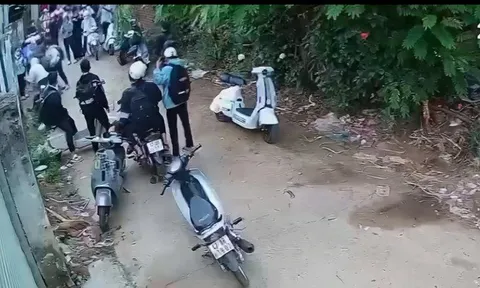 Nữ sinh lớp 10 bị bạn lôi xuống khỏi xe đạp điện đánh tới tấp, nhiều người đứng ngoài reo hò, quay clip