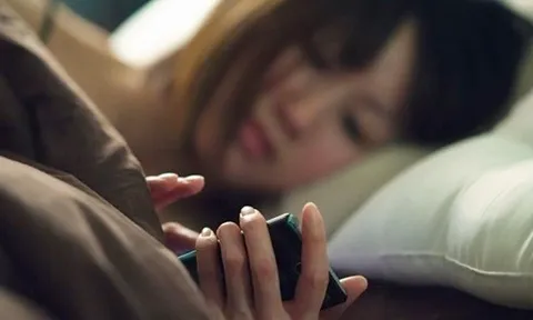 10 năm sống chung, chàng trai bị bạn gái bóc phốt bí mật chấn động đáng xấu hổ nhờ chiếc điện thoại cũ